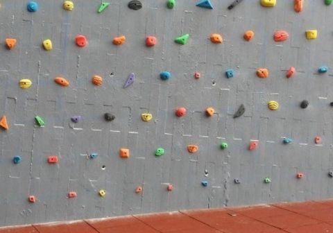 Installation of climbing holds on cement or concrete walls